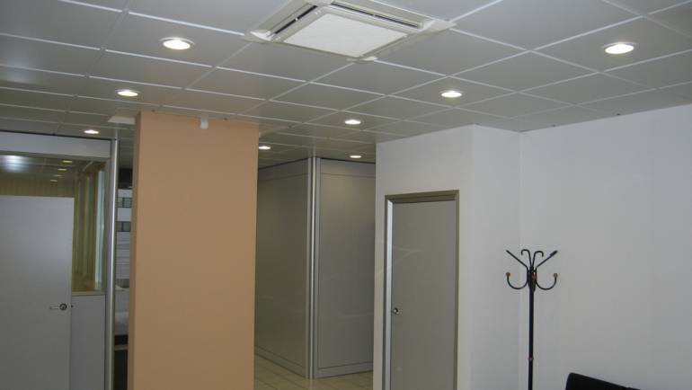 Ventilconvettori a soffito e panello radiante a pavimento ingresso